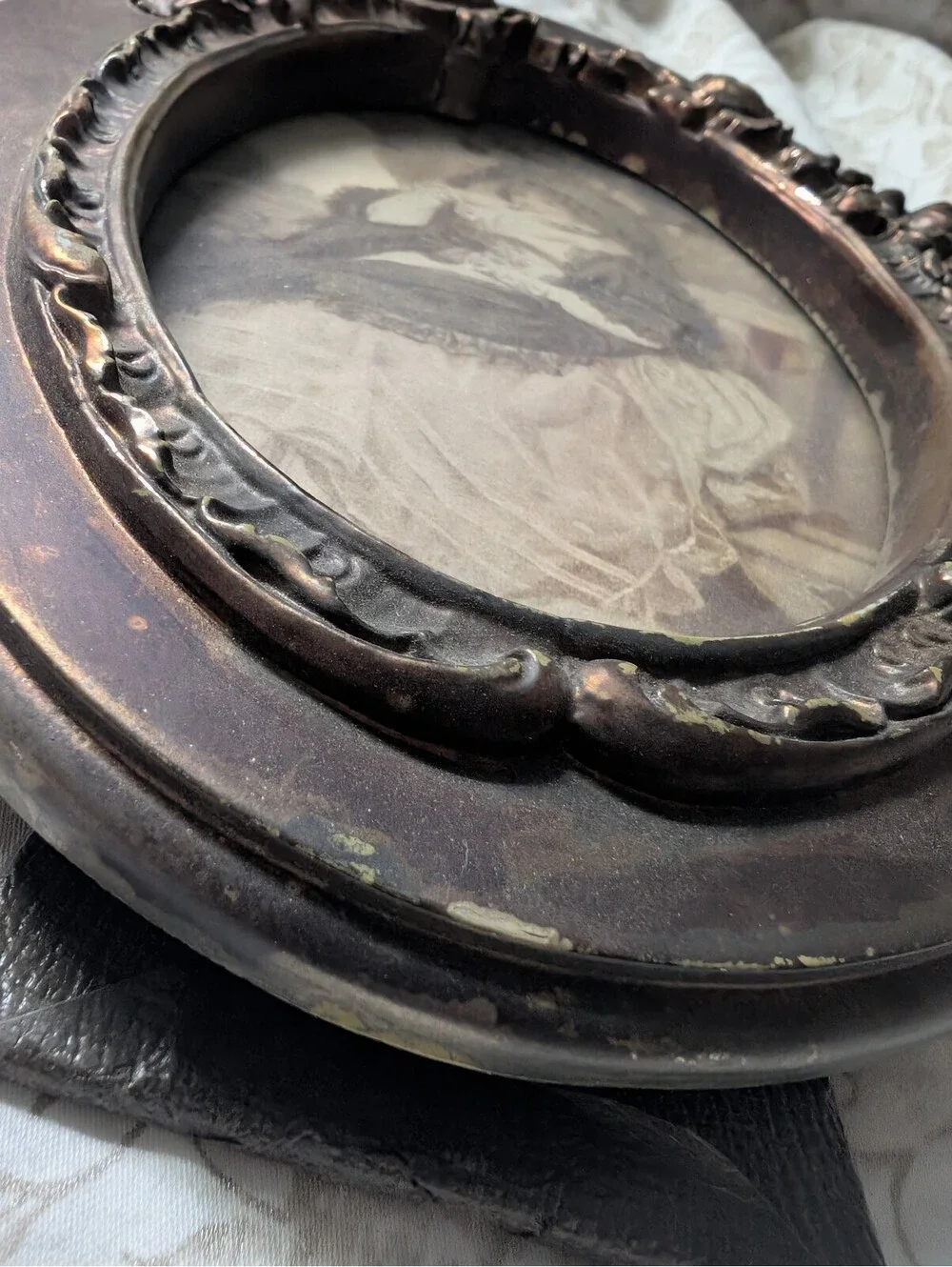 Vintage Ornate Oval Picture Frame with Floral Detailing